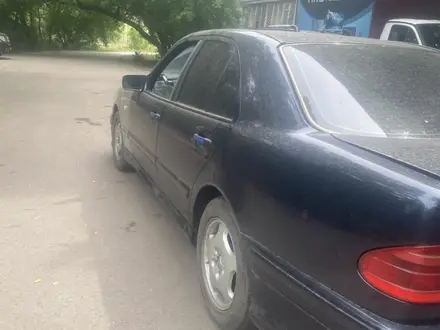 Mercedes-Benz E 240 1999 года за 2 000 000 тг. в Караганда – фото 7