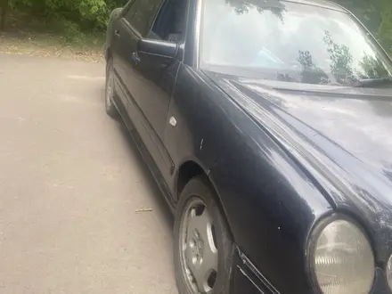 Mercedes-Benz E 240 1999 года за 2 000 000 тг. в Караганда – фото 6