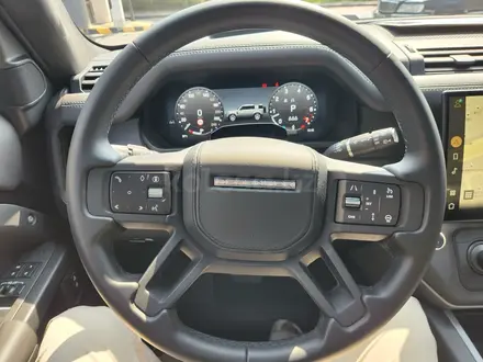 Land Rover Defender 2025 года за 56 380 000 тг. в Алматы – фото 11