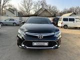 Toyota Camry 2018 года за 13 500 000 тг. в Алматы – фото 2