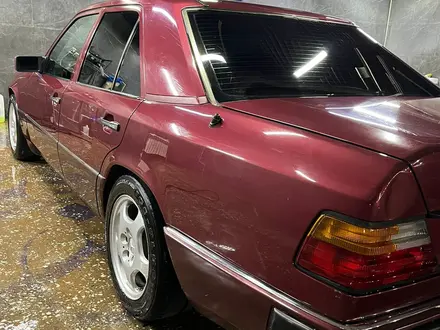 Mercedes-Benz E 220 1993 года за 2 200 000 тг. в Тараз – фото 15