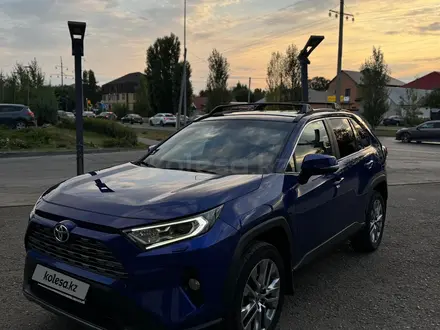 Toyota RAV4 2021 года за 15 000 000 тг. в Актобе – фото 2