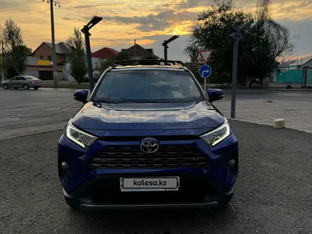 Toyota RAV4 2021 года за 15 000 000 тг. в Актобе