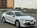 Toyota Camry 2019 года за 13 200 000 тг. в Атырау – фото 2