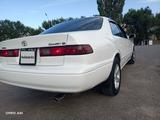 Toyota Camry 1998 годаfor3 200 000 тг. в Алматы – фото 4