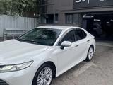 Toyota Camry 2018 года за 13 200 000 тг. в Алматы – фото 2
