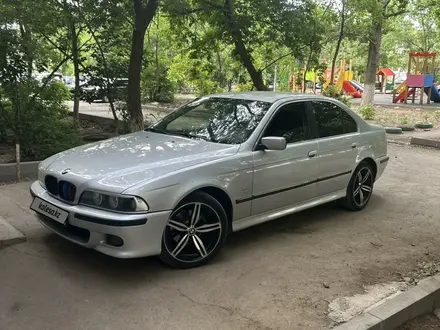 BMW 523 1998 года за 3 000 000 тг. в Уральск – фото 2