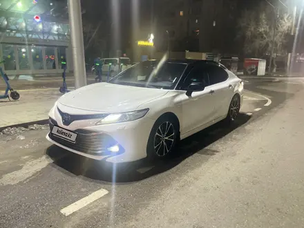 Toyota Camry 2019 года за 14 800 000 тг. в Алматы – фото 2