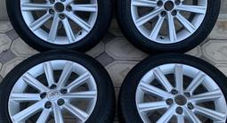 Диски оригинал r17 от тайота камри 50 с летними шинами обмен варианта за 350 000 тг. в Шымкент