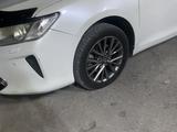 Диски r17 от тайота камри 55 с летними шинами обмен вариант есть за 250 000 тг. в Шымкент – фото 4