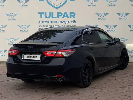 Toyota Camry 2018 года за 13 990 000 тг. в Алматы – фото 3