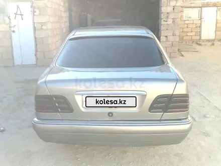 Mercedes-Benz E 230 1995 года за 2 200 000 тг. в Актау – фото 3