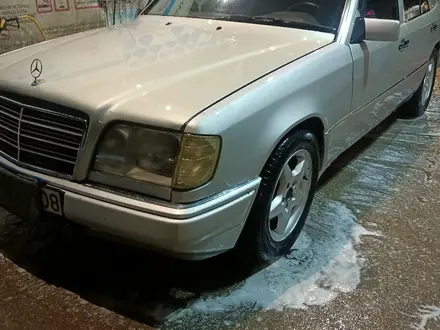 Mercedes-Benz E 220 1993 года за 1 700 000 тг. в Тараз – фото 2