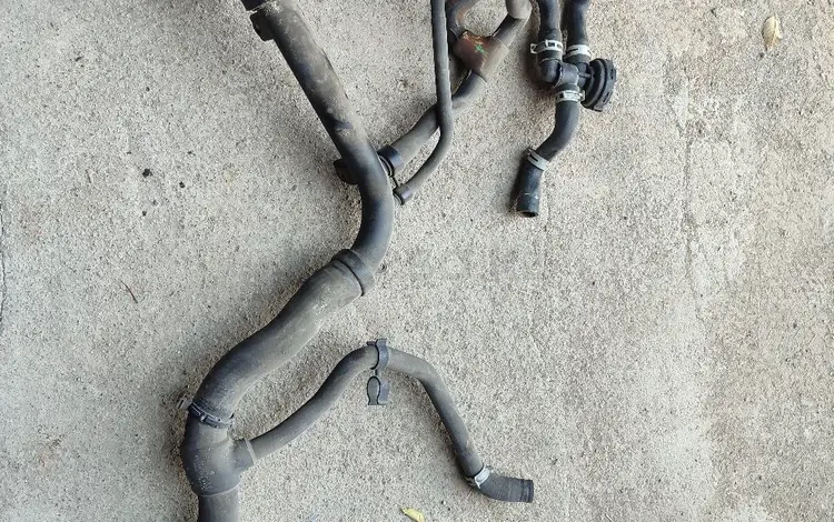 Патрубок радиатора трубка под впускным коллектором за 30 000 тг. в Алматы