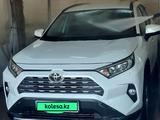 Toyota RAV4 2021 года за 16 900 000 тг. в Астана – фото 2