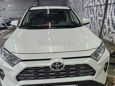 Toyota RAV4 2021 года за 15 300 000 тг. в Астана – фото 3