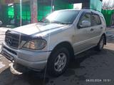 Mercedes-Benz ML 320 2001 года за 3 900 000 тг. в Алматы – фото 2