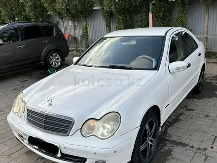 Mercedes-Benz C 200 2006 года за 3 500 000 тг. в Астана – фото 2