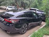 Toyota Camry 2021 года за 12 400 000 тг. в Уральск – фото 2