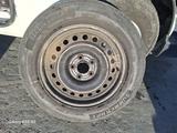 Летняя резина 215/60/16 на дисках 5/114.3 за 120 000 тг. в Атырау – фото 2