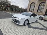 Toyota Camry 2020 года за 16 200 000 тг. в Шымкент – фото 2