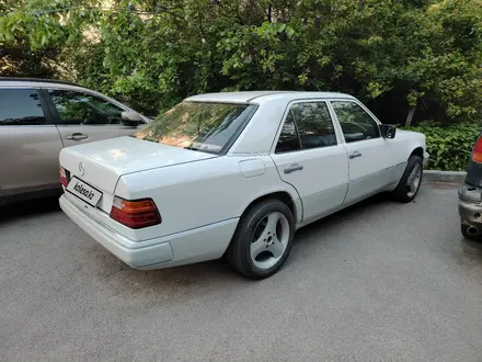 Mercedes-Benz E 200 1988 года за 1 000 000 тг. в Алматы