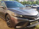 Toyota Camry 2021 года за 10 200 000 тг. в Астана