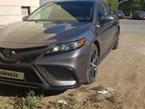 Toyota Camry 2021 года за 10 200 000 тг. в Астана – фото 2