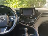 Toyota Camry 2021 года за 10 200 000 тг. в Астана – фото 3
