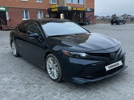 Toyota Camry 2020 года за 12 000 000 тг. в Уральск – фото 2