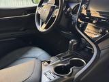 Toyota Camry 2023 года за 17 200 000 тг. в Уральск – фото 3