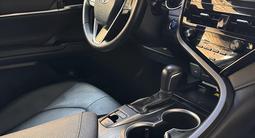 Toyota Camry 2023 года за 17 200 000 тг. в Уральск – фото 3