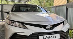 Toyota Camry 2023 года за 17 200 000 тг. в Уральск – фото 2