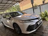 Toyota Camry 2023 года за 17 200 000 тг. в Уральск