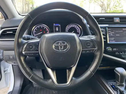 Toyota Camry 2018 года за 13 400 000 тг. в Костанай – фото 15