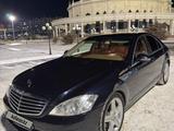 Mercedes-Benz S 550 2006 года за 6 000 000 тг. в Атырау – фото 2