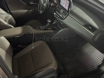 Lexus ES 250 2023 года за 23 000 000 тг. в Алматы – фото 16