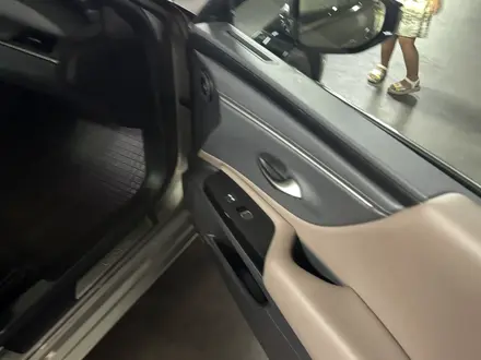 Lexus ES 250 2023 года за 23 000 000 тг. в Алматы – фото 17