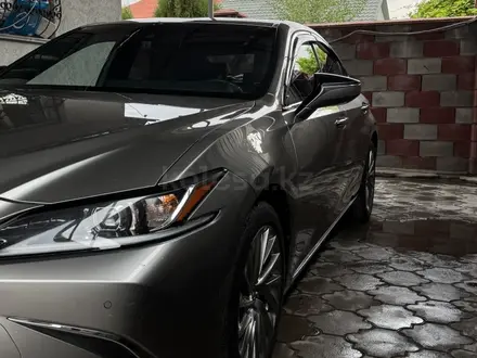 Lexus ES 250 2023 года за 23 000 000 тг. в Алматы – фото 2