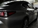 Lexus ES 250 2023 года за 23 000 000 тг. в Алматы – фото 5