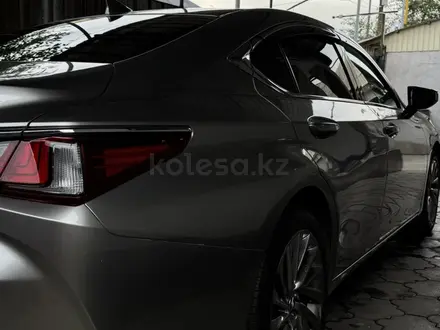 Lexus ES 250 2023 года за 23 000 000 тг. в Алматы – фото 5