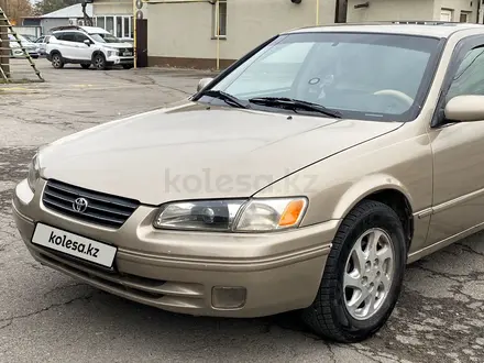 Toyota Camry 1998 года за 3 450 000 тг. в Алматы – фото 11