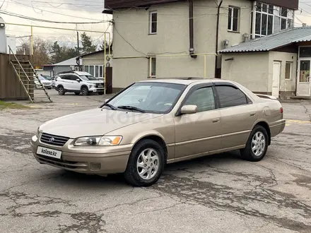 Toyota Camry 1998 года за 3 450 000 тг. в Алматы – фото 2