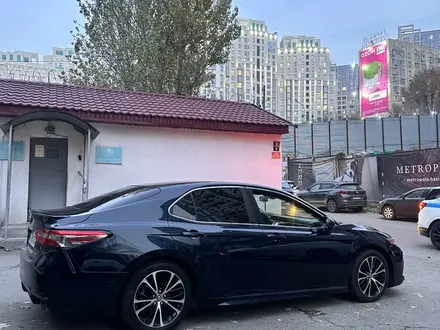 Toyota Camry 2018 года за 12 000 000 тг. в Алматы – фото 2