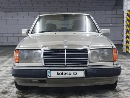 Mercedes-Benz E 260 1992 года за 1 590 000 тг. в Алматы