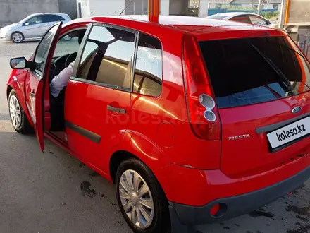 Ford Fiesta 2006 года за 1 500 000 тг. в Атырау – фото 2