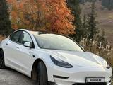 Tesla Model 3 2022 годаүшін12 900 000 тг. в Алматы – фото 2