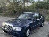 Mercedes-Benz E 200 1993 года за 700 000 тг. в Семей