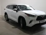 Toyota Highlander Luxe 2022 года за 35 171 500 тг. в Актобе