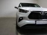 Toyota Highlander Luxe 2022 года за 35 171 500 тг. в Актобе – фото 3